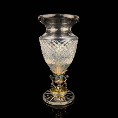 Lüks içinde yaldızlı, klasik kristal vazo. Altın desenli kristal şişe. Bohem camı yakın çekim.