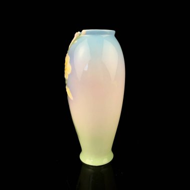 Siyah izole edilmiş arka planda çiçek desenli mavi vazo. Resimli antika porselen vazo.