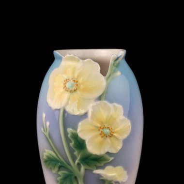 Siyah izole edilmiş arka planda çiçek desenli mavi vazo. Resimli antika porselen vazo.