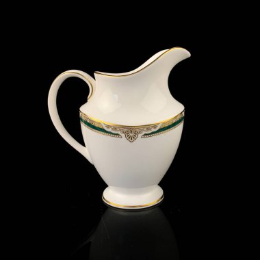 Çiçek desenli klasik süt sürahisi. Antika çay servisi..