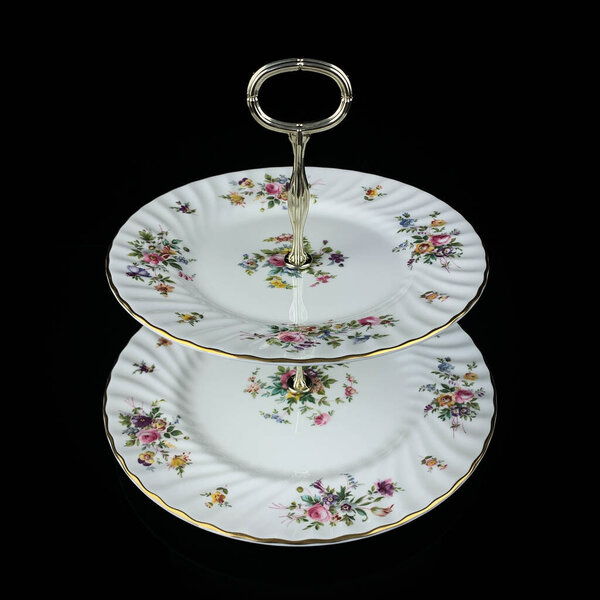 двухъярусный поднос для сладостей. шоколадный батончик с тортами. антикварный лоток с конфетами