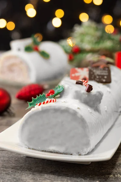 Pastel Registro Yule Chocolate Blanco Con Luces Navidad Mesa Madera —  Fotos de Stock