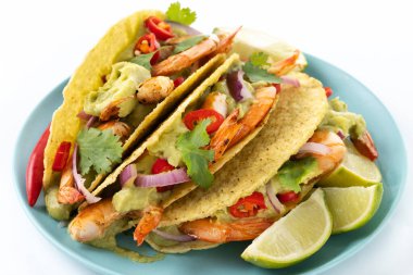 Meksika tacoları, karides, guacamole ve sebzeler beyaz arka planda izole edilmiş.