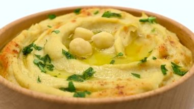 Nohut humus kasesi beyaz arkaplanda dönüyor.