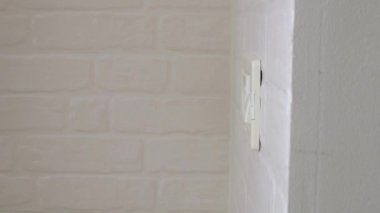 Adam Elektrik Soketine Bağlayıcı Ediyor