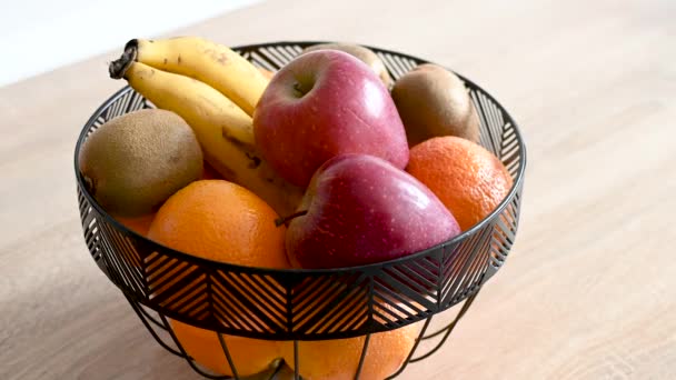 Mutfaktaki Meyve Kasesinden Meyve Topluyorum — Stok video