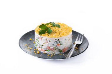 Beyaz arkaplanda Rus salatası ya da Olivier salatası