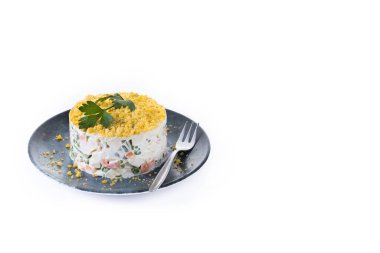 Beyaz arka planda Rus salatası ya da Olivier salatası. Boşluğu kopyala