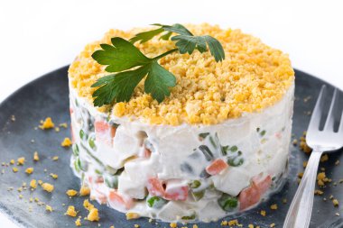 Beyaz arkaplanda Rus salatası ya da Olivier salatası