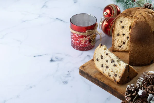 Traditionell Jul Panettone Med Choklad Chips Marmor Bakgrund Kopiera Utrymme — Stockfoto