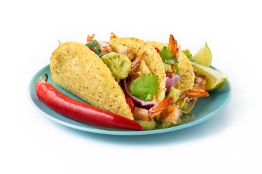 Beyaz arka planda karides, guacamole ve sebzeli Meksika tacoları.
