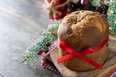 Geleneksel Noel panettonu ahşap masada