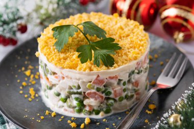 Noel yemeği için Rus salatası veya Olivier salatası.