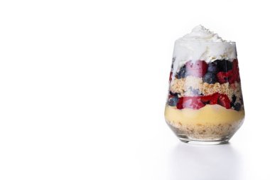 Böğürtlenli ve kremalı tatlı, beyaz arka planda. Boşluğu kopyala