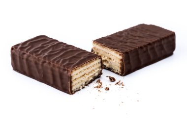 Beyaz arka plan üzerinde izole kırılmış çikolata