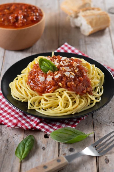 Tahta masadaki bolonez soslu spagetti.