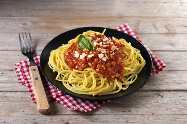 Tahta masadaki bolonez soslu spagetti.