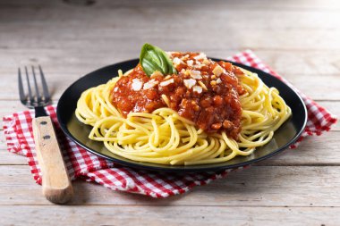 Tahta masadaki bolonez soslu spagetti.