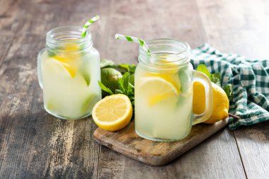 Tahta masadaki kavanoz bardakta taze limonata içeceğiz.