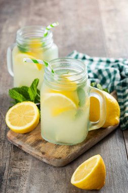 Tahta masadaki kavanoz bardakta taze limonata içeceğiz.