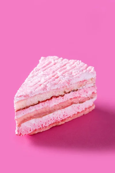 ピンクストロベリーケーキ部分ピンクの背景 — ストック写真