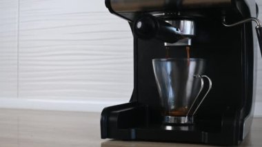 Kahve makinesinin videosundan kahve geliyor.