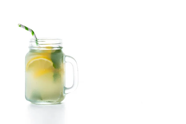 Lemonad Dricka Burk Glas Isolerad Vit Bakgrund Kopiera Utrymme — Stockfoto