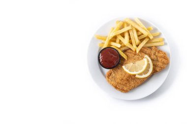 Beyaz arka planda izole edilmiş kızarmış patatesli sosis şnitzel. Üst Manzara. Boşluğu kopyala