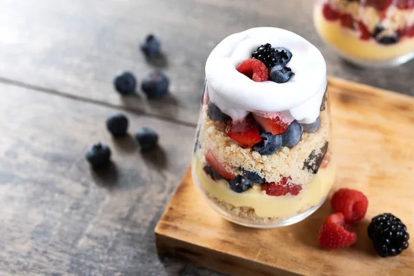 Trifle Dessert Med Bär Och Grädde Träbord — Stockfoto