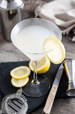 Limonlu martini kokteyli gri taş ve siyah arka planda