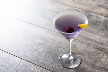 Ahşap masada klasik havacılık kokteyli.