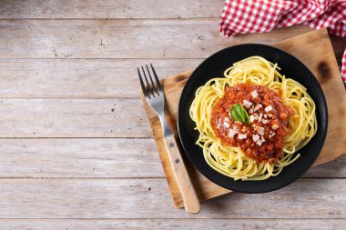 Tahta masada bolonez soslu spagetti. Üst Manzara. Boşluğu kopyala