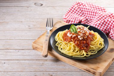 Tahta masada bolonez soslu spagetti. Boşluğu kopyala