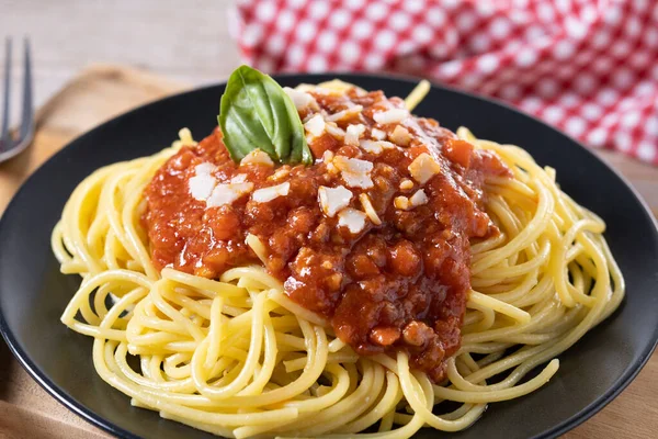 Espaguetis Con Salsa Boloñesa Sobre Mesa Madera —  Fotos de Stock