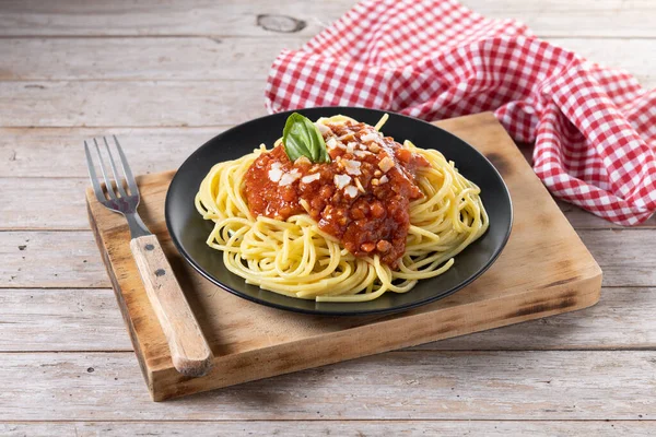 Espaguetis Con Salsa Boloñesa Sobre Mesa Madera — Foto de Stock