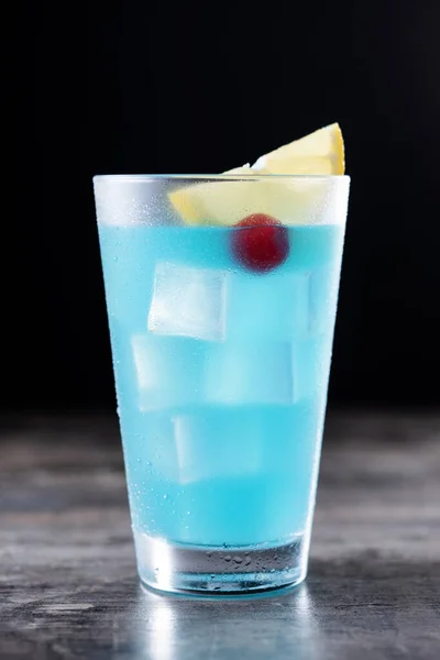 Deep Blue Sea Martini Cocktail Wooden Table — Stock fotografie