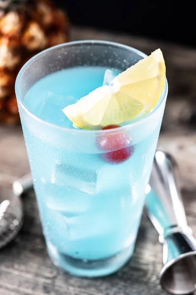 Deep Blue Sea Martini Cocktail Wooden Table — Fotografia de Stock