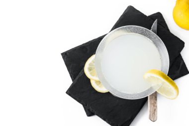 Limonlu martini kokteyli beyaz arka planda izole edilmiş. Üst Manzara. Boşluğu kopyala