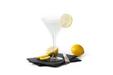 Limonlu martini kokteyli beyaz arka planda izole edilmiş.
