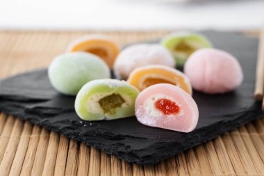 Japon mochi rengi mermer zemin üzerinde
