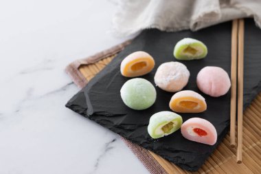 Japon mochi rengi mermer zemin üzerinde