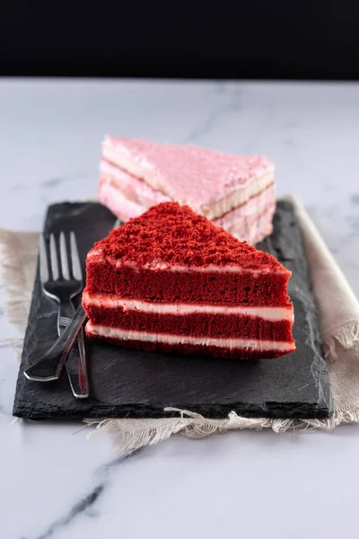 Set Cake Portions Velvet Strawberry Cake Marble — Stock Photo, Image