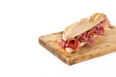 Beyaz arka plan üzerinde izole İspanyol serrano jambonlu sandviç.