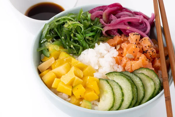 Poke Bowl Rice Salmon Cucumber Mango Onion Wakame Salad Poppy — Fotografia de Stock