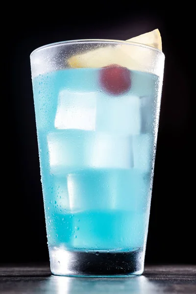 Deep Blue Moře Martini Koktejl Černém Pozadí — Stock fotografie