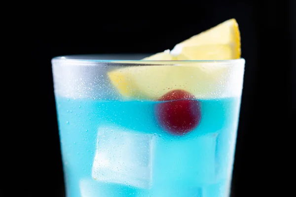 Tiefblauer Sea Martini Cocktail Auf Schwarzem Hintergrund Nahaufnahme — Stockfoto