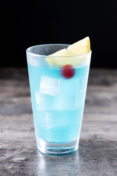 Hluboký Modrý Martini Koktejl Dřevěném Stole — Stock fotografie