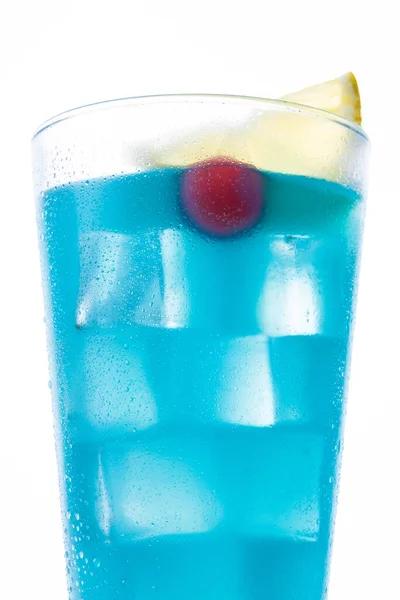 Cocktail Martini Bleu Profond Isolé Sur Fond Blanc Gros Plan — Photo