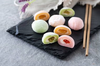 Gri taş yüzeyde Japon mochi 'si