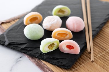 Beyaz mermer üzerinde Japon mochi 'si